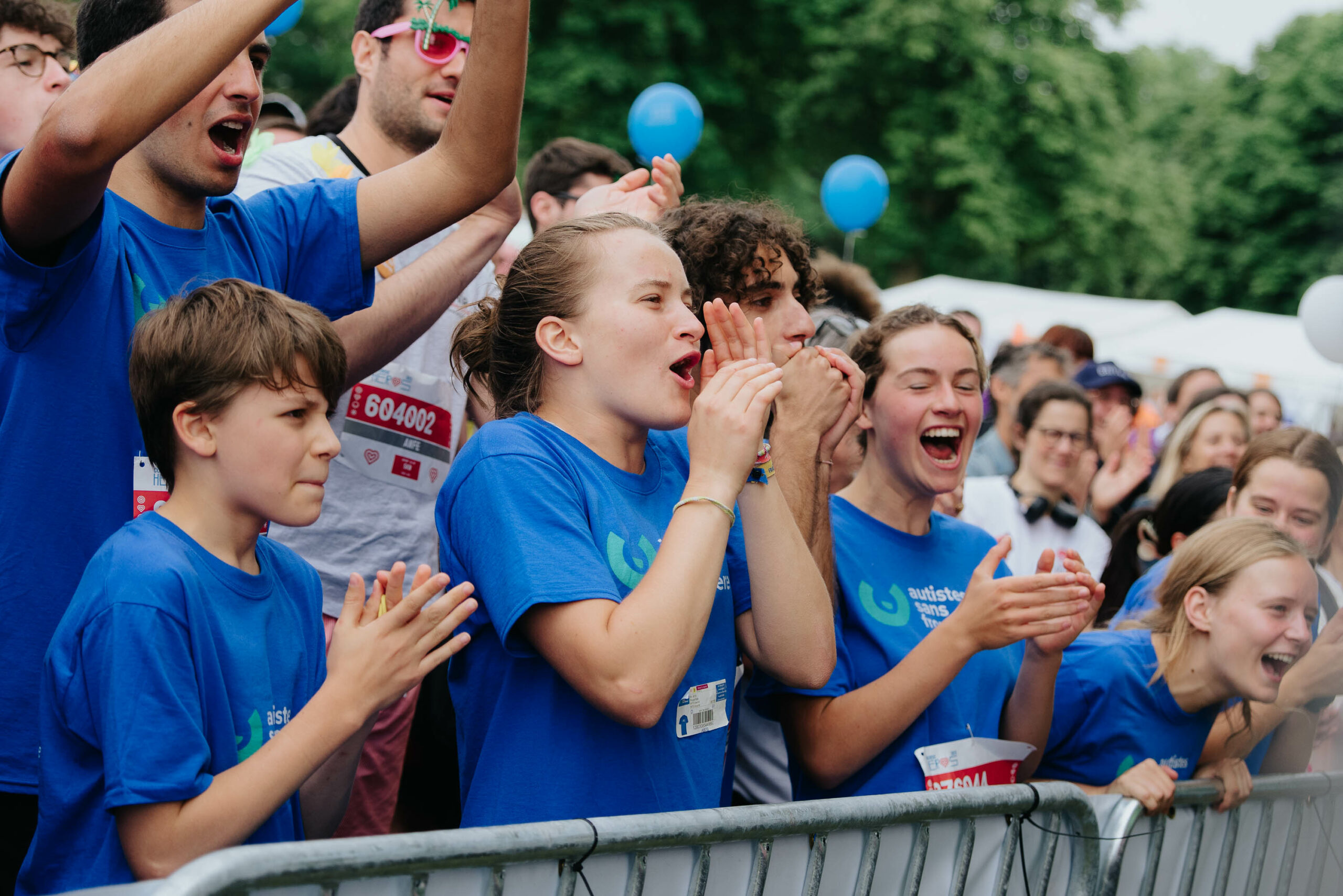 Public en tee-shirts Autistes sans frontières 75 encourageant les coureurs à la Course des Héros