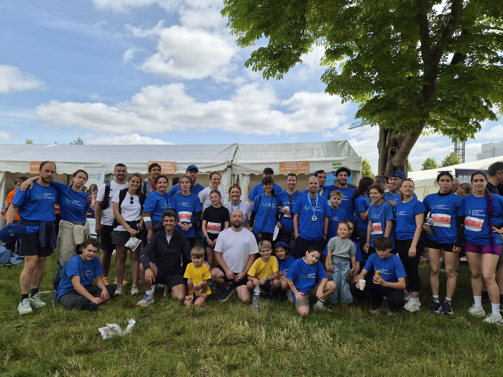 Photo de groupe des familles et bénévoles Autistes sans frontières 75 à la Course des Héros