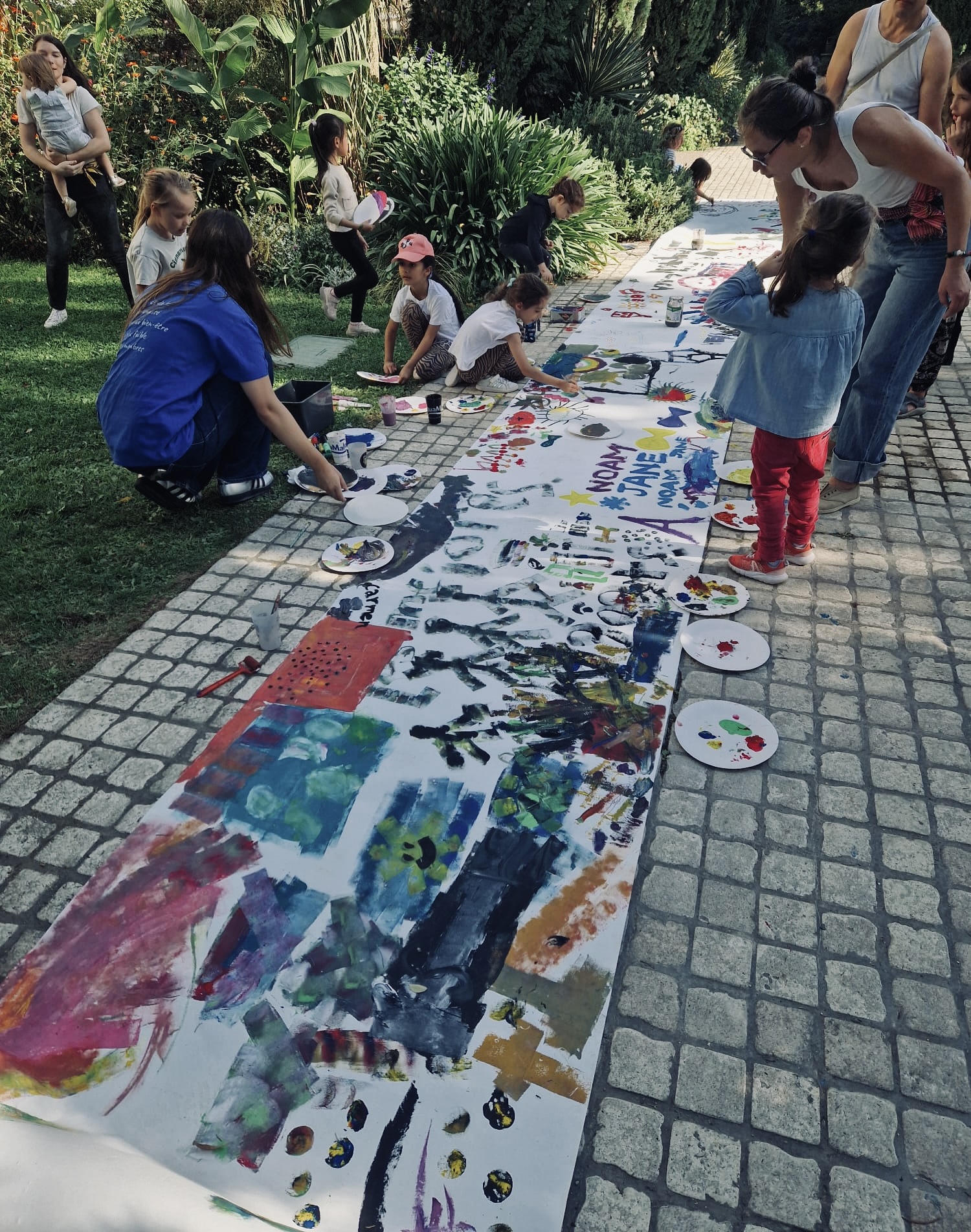 Fresque collective peinte par les enfants