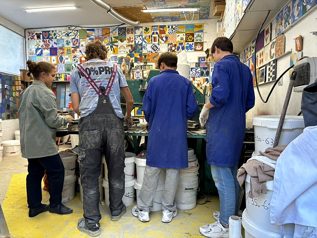 Les jeunes au travail autour de la table de pressage