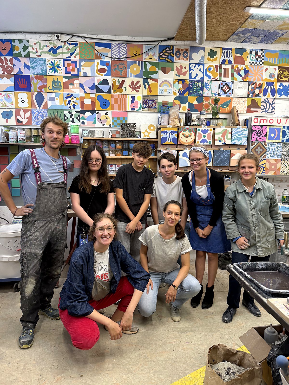 Les jeunes d'ASF 75 avec César et Émilie Gleason dans l'atelier César Bazaar