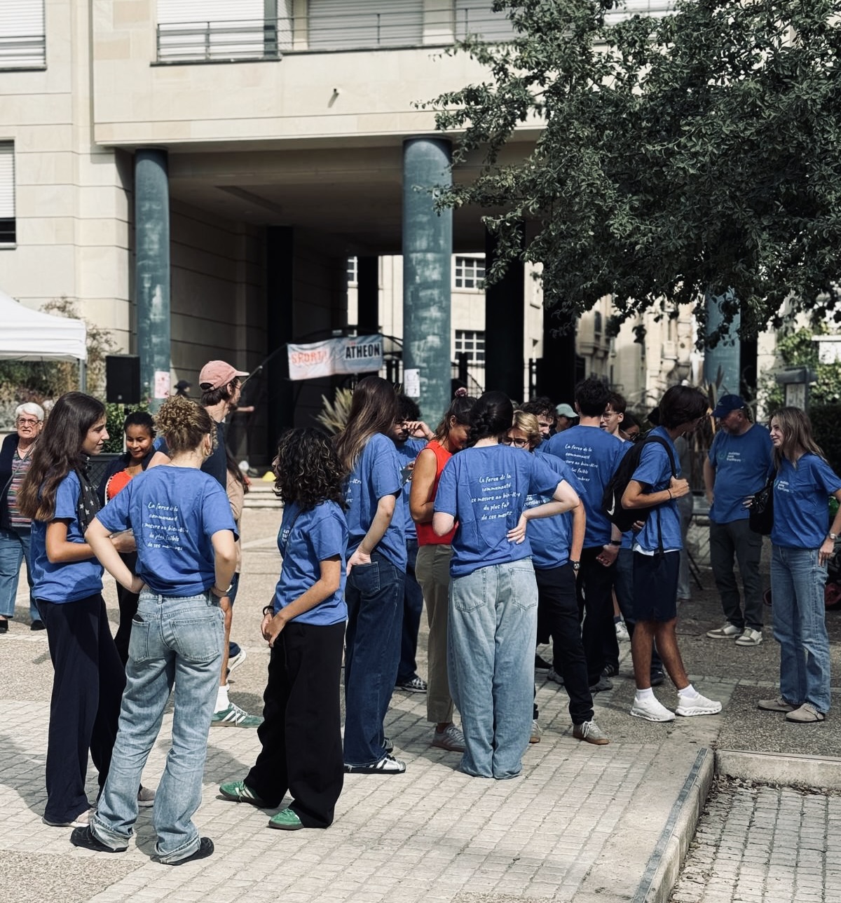 Les bénévoles ASF 75 en t-shirts bleus