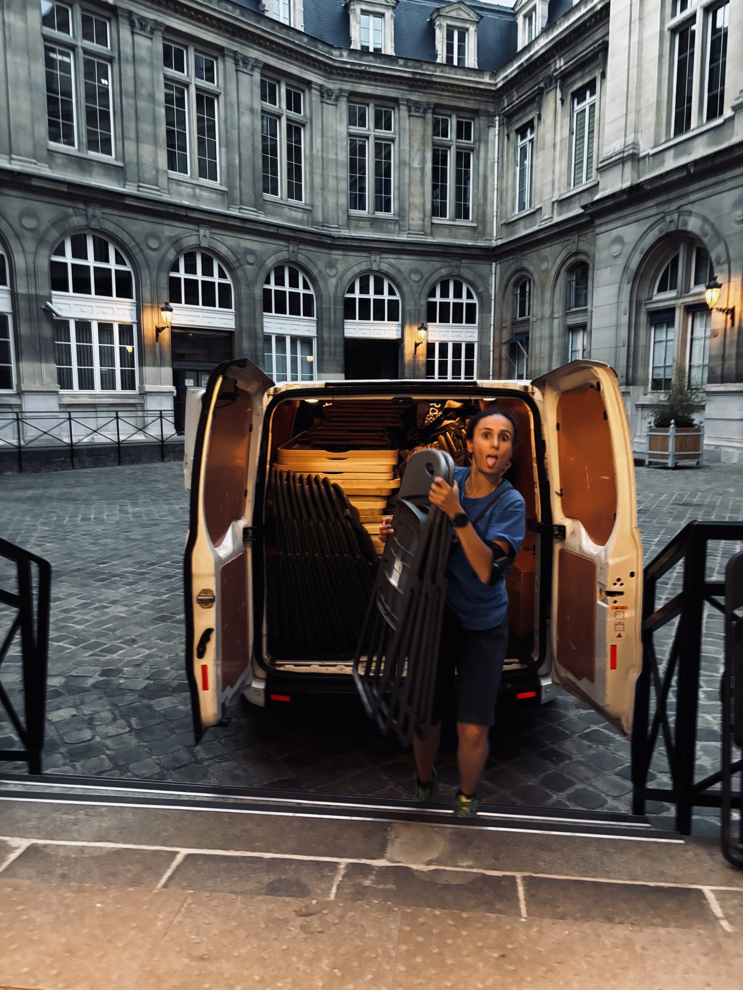Chargement du matériel dans le camion