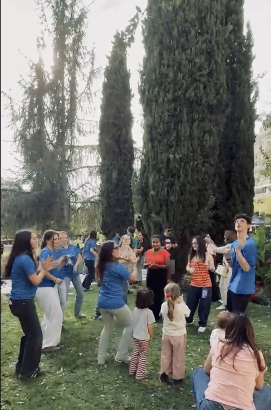 Danse collective avec les bénévoles